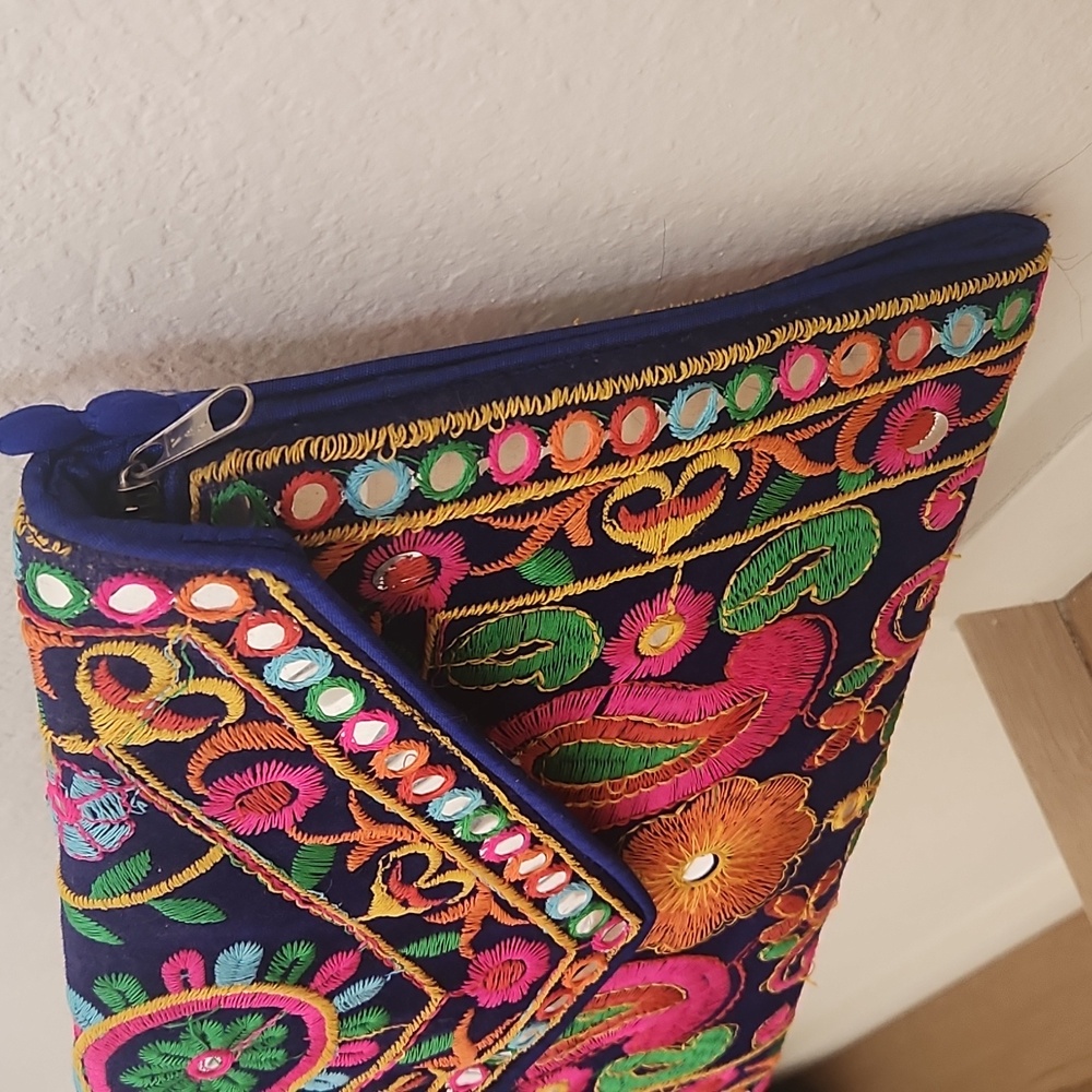 Embroidered Purse - Picture 3 of 9